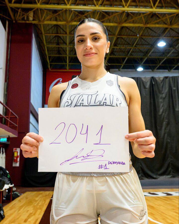 Luciana Delabarba con el cartel de los 2041 puntos en la Liga Nacional Femenina que la convierten en la máxima anotadora de la historia (@LFBArgentina)