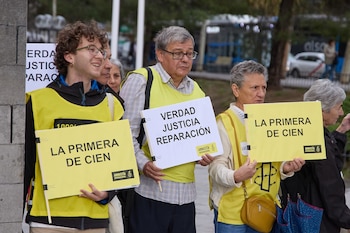 Varios activistas protestan frente a los juzgados durante la toma de declaraciones a Julio Pacheco en septiembre de 2023. (Jesús Hellín / Europa Press)
