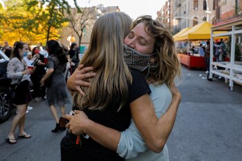 Dos mujeres se abrazan ante