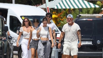 Alejandro Sanz y Stephanie Cayo disfrutan de unas vacaciones familiares en Mallorca