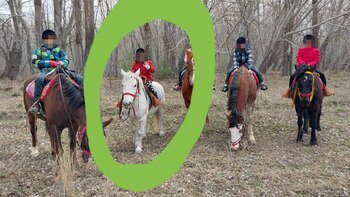 Carlitos, marcado con un círculo,