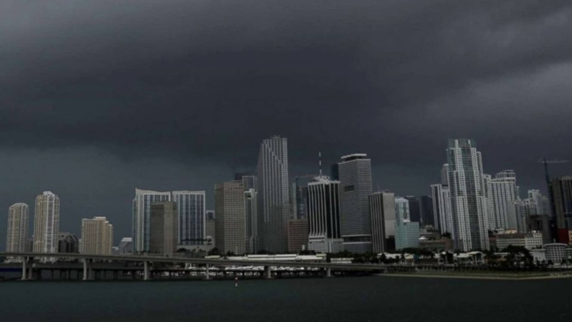 La recomendación principal para residentes de rascacielos en temporada de huracanes es evacuar antes de la llegada de la tormenta, advierten especialistas (X)