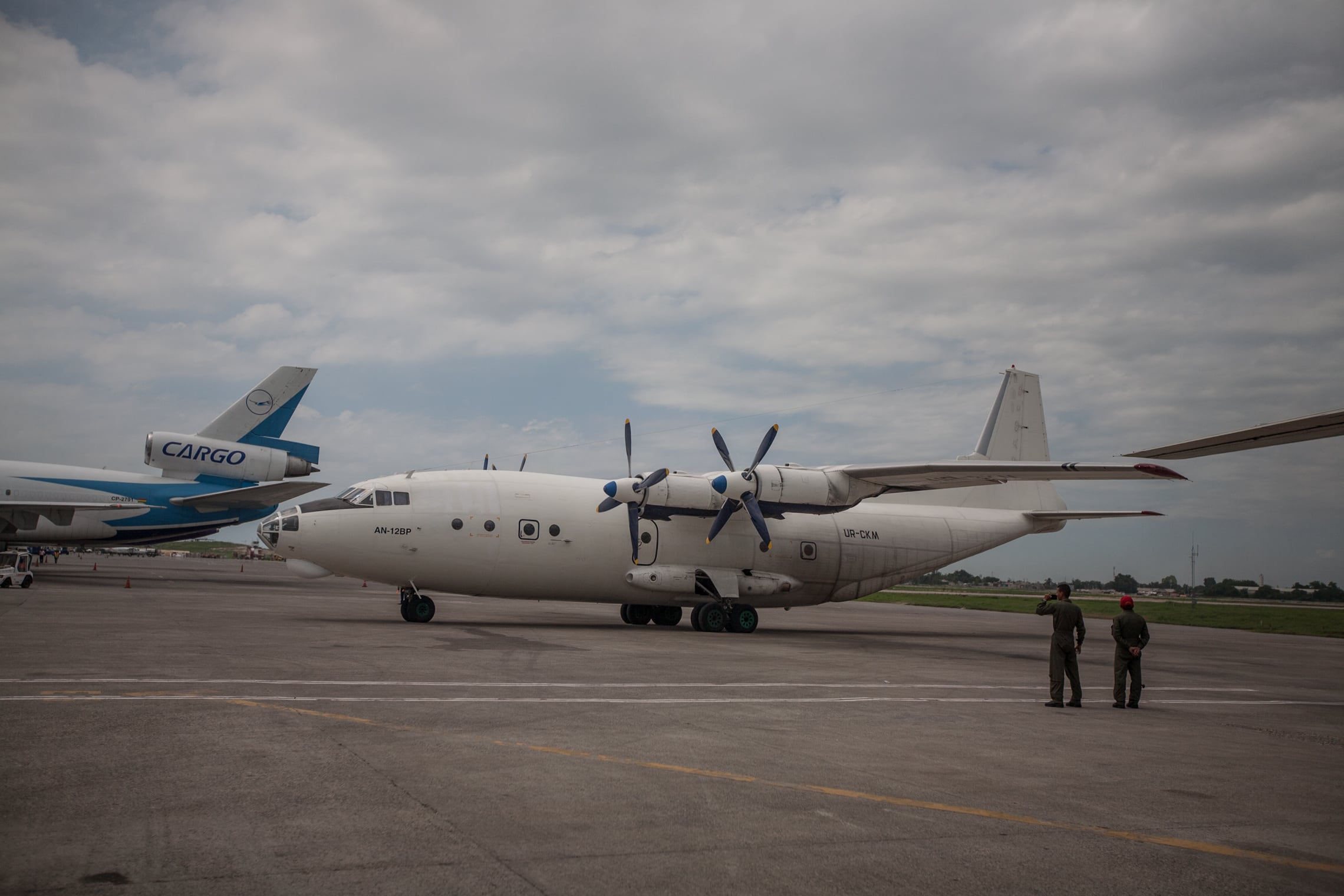 Fotografía de archivo de un avión en el aeropuerto de Puerto Príncipe (Haití). EFE/Bahare Khodabande