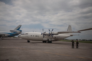 Fotografía de archivo de un avión en el aeropuerto de Puerto Príncipe (Haití). EFE/Bahare Khodabande