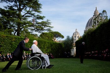 El Papa reunió a los embajadores israelí y palestino en los Jardines Vaticanos este viernes para rezar por la paz en Gaza (REUTERS)