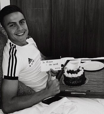 El futbolista recibió una torta