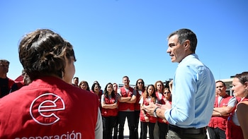 Sánchez recibe personal del hospital de campaña de AECID a su regreso de Venezuela tras atender a 7.000 personas