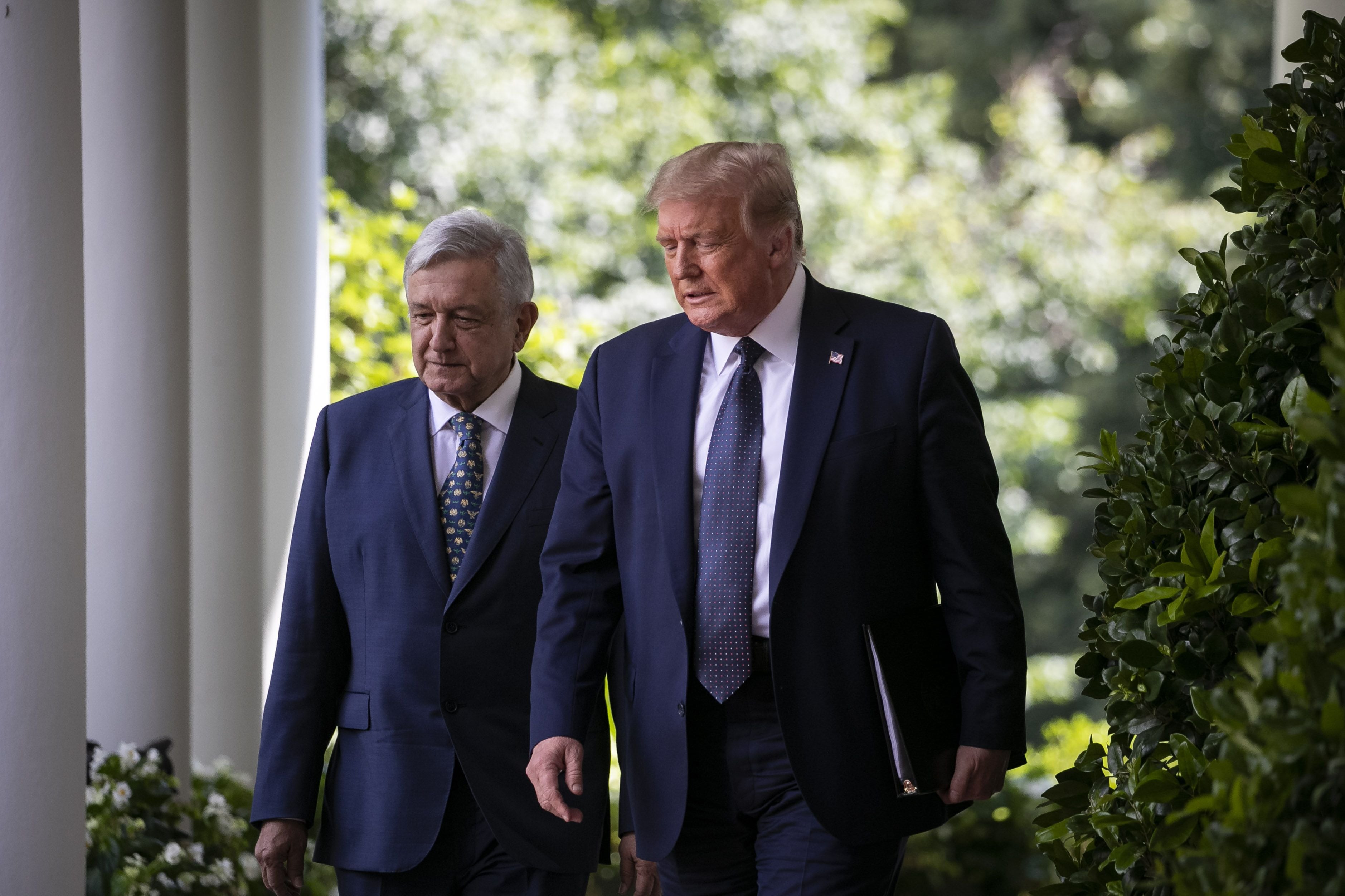 AMLO cuestiona el cambio de postura de Donald Trump hacia México.