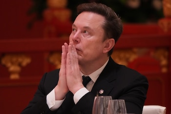 Elon Musk escucha el discurso del líder chino Xi Jinping durante una cena de Estado con el presidente Donald Trump en el Gran Salón del Pueblo, el jueves 14 de mayo de 2026, en Beijing (AP/Mark Schiefelbein)