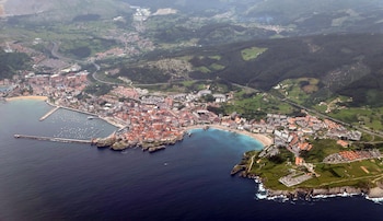 Vista aérea de Castro Urdiales, Cantabria (Wikimedia Commons)