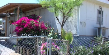 La joven vive en una