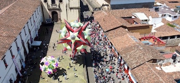 Los globos de cantoya son estructuras de papel de china que se elevan con aire caliente generado por una mecha de parafina.
(Imagen Ilustrativa https://cantoyafest.mx/)