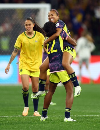 Daniela Caracas y Leicy Santos celebran el paso de Colombia a los cuartos de final del Mundial femenino. Foto: REUTERS/Hannah Mckay