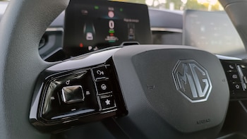 Tecnológicamente, el auto tiene equipamiento