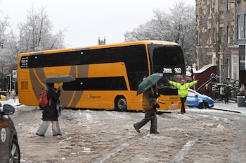 Un autobús atascado en la