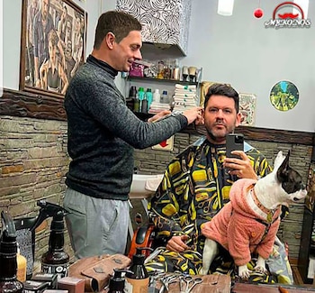Martin Ortiz y Osvaldo Ozzan, en la peluqueria