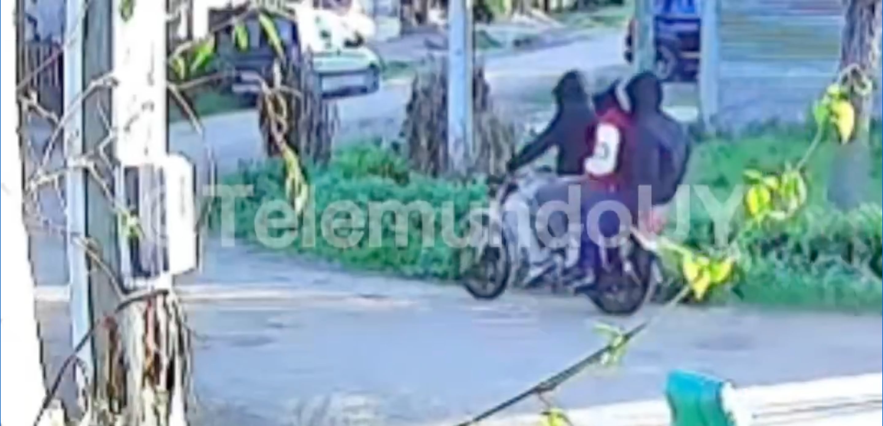 Hinchas llegan en moto a robar las banderas de hinchas de Peñarol (Captura Telemundo/Canal 12)