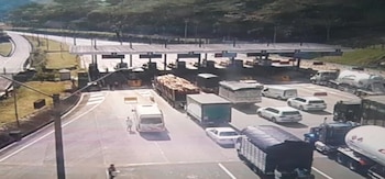 se mantiene el cierre en los puntos K44+700, K35+000, peaje Naranjal, K58+000, peaje Pipiral y K75+000, por atención al siniestro vial en el túnel Renacer - crédito Coviandina/X