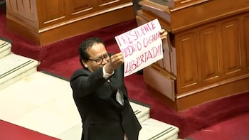 Congresista Roberto Sánchez mostró cartel que pedía la libertad de Pedro Castillo