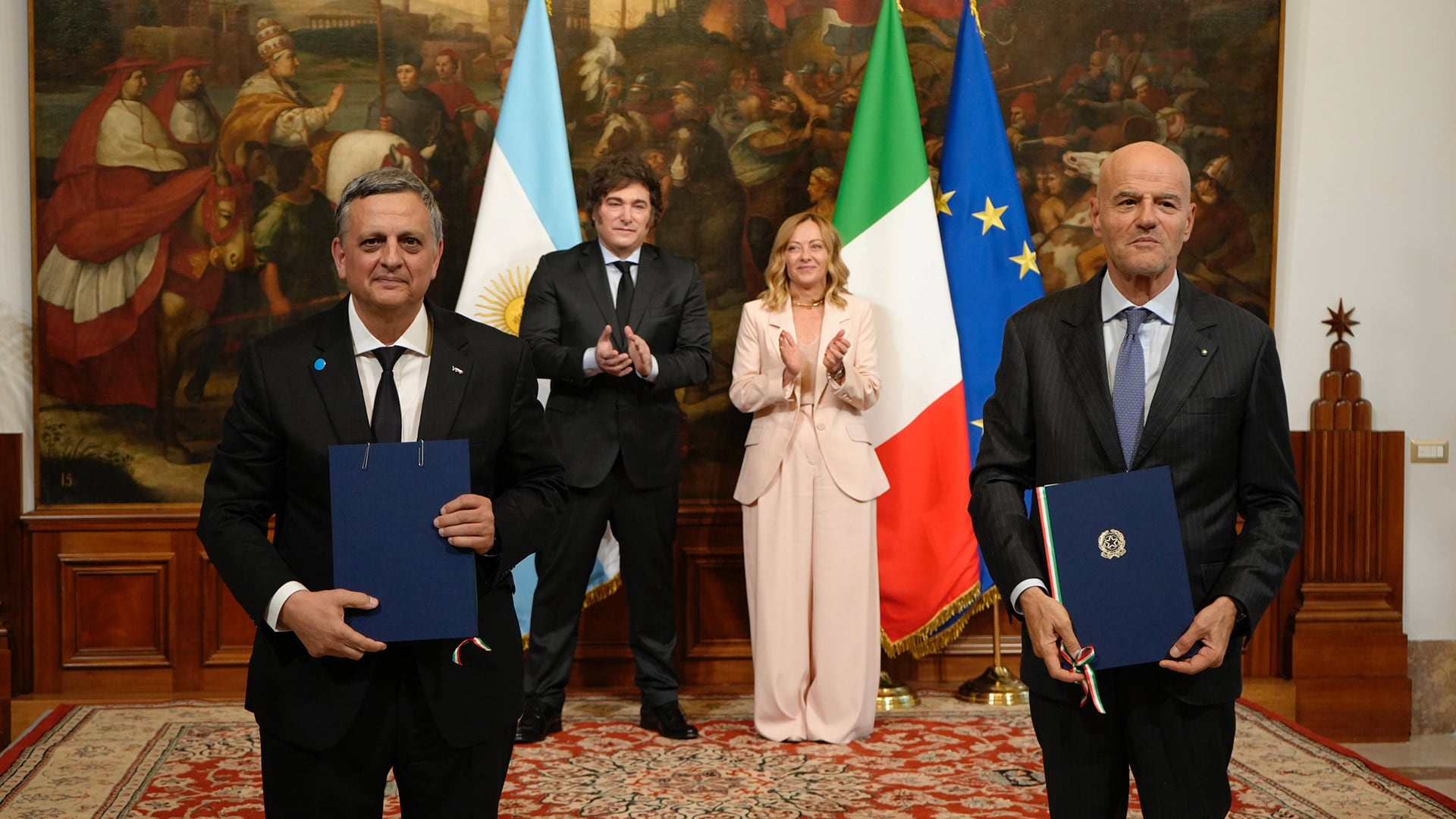 Horacio Marín y Claudio Descalzi, CEOs de YPF y ENI. Detrás, Milei y Giorgia Meloni, jefa de gobierno de Italia
