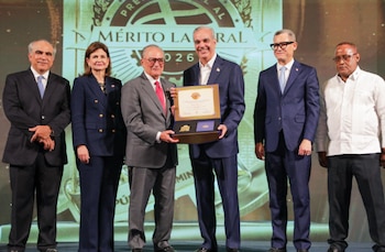 El presidente Luis Abinader y la vicepresidenta Raquel Peña entregan un reconocimiento durante la ceremonia del Premio Anual al Mérito Laboral 2026 (Cortesía).