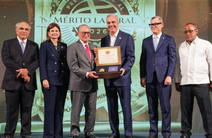 El presidente Luis Abinader y la vicepresidenta Raquel Peña entregan un reconocimiento durante la ceremonia del Premio Anual al Mérito Laboral 2026 (Cortesía).