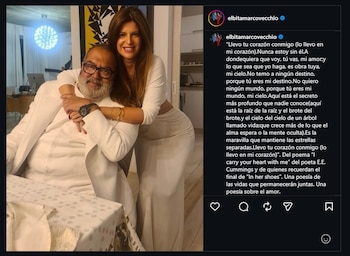Elba Marcovecchio abraza a Jorge Lanata, ambos sonríen y visten de blanco. A la derecha, parte de una pantalla de teléfono muestra un post de Instagram