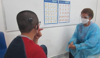 Una especialista del Instituto Panameño de Habilitación Especial (IPHE) atiende a un menor con discapacidad auditiva. (Cortesía)