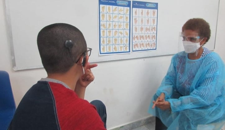 Una especialista del Instituto Panameño de Habilitación Especial (IPHE) atiende a un menor con discapacidad auditiva. (Cortesía)