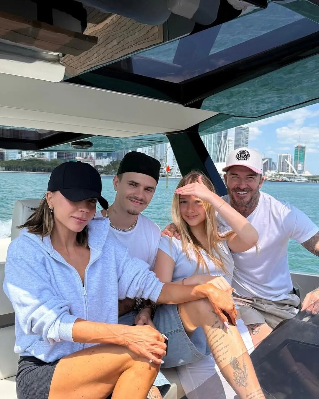Victoria Beckham posa con su esposo, el exfutbolista David Beckham, y sus hijos Romeo y Harpera (Foto: Instagram/@victoriabeckham)