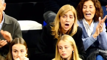 La infanta Cristina aparece por sorpresa en el Metropolitano para ver el Atlético-Barça: en palco presidencial junto a Enrique Cerezo