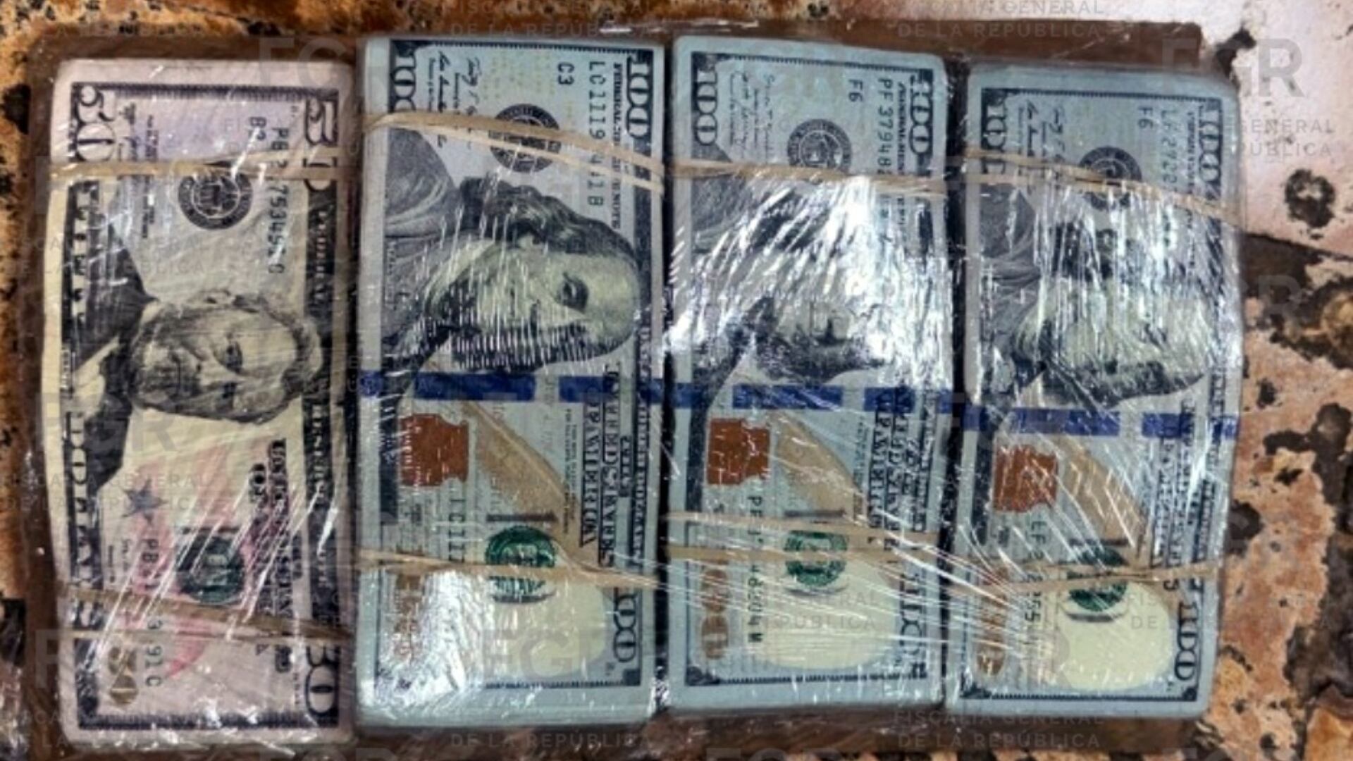 Durante la inspección minuciosa, los agentes encontraron el dinero oculto bajo el asiento del conductor, distribuido en novecientos billetes de 20 USD dentro de una bolsa. (Fiscalía General República)