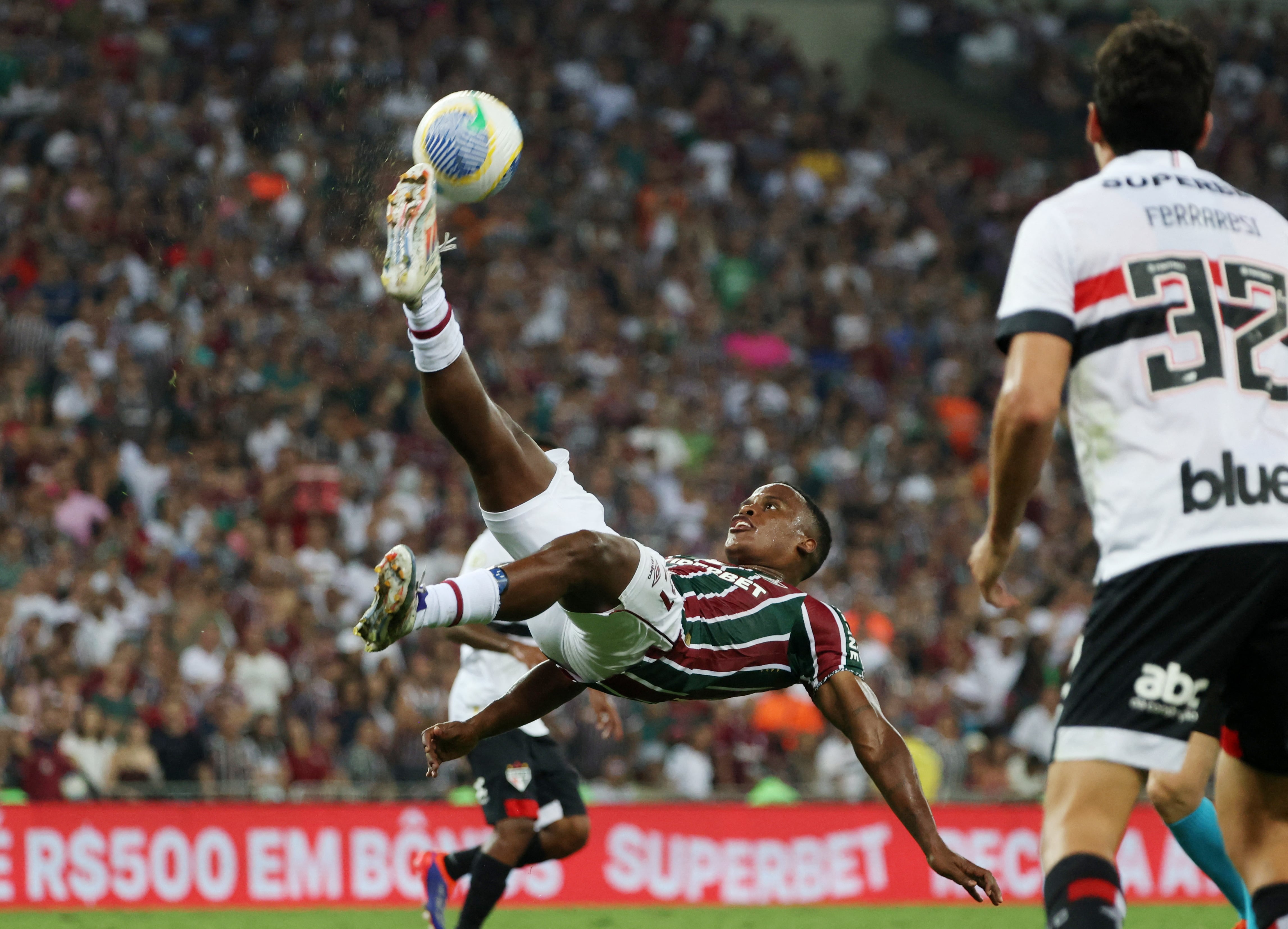Arias intentando realizar una chilena frente a Sao Paulo en el Maracaná de Río - crédito Sergio Moraes / REUTERS