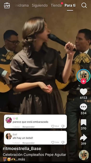 Una mujer canta en micrófono frente a dos hombres con guitarras; se observan comentarios de usuarios y elementos de interfaz de red social