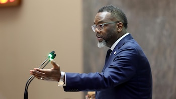 El alcalde de Chicago firma