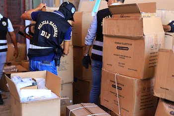 La Policía Nacional y el Ministerio Público incautaron 11,886 artículos médicos de marcas presuntamente falsificadas durante un allanamiento en una bodega del corregimiento de Juan Díaz, en la ciudad de Panamá. La diligencia, denominada Operación Estampa, permitió localizar vendas, gasas y otros materiales almacenados para su distribución y comercialización, según informaron las autoridades. Tomada del MP