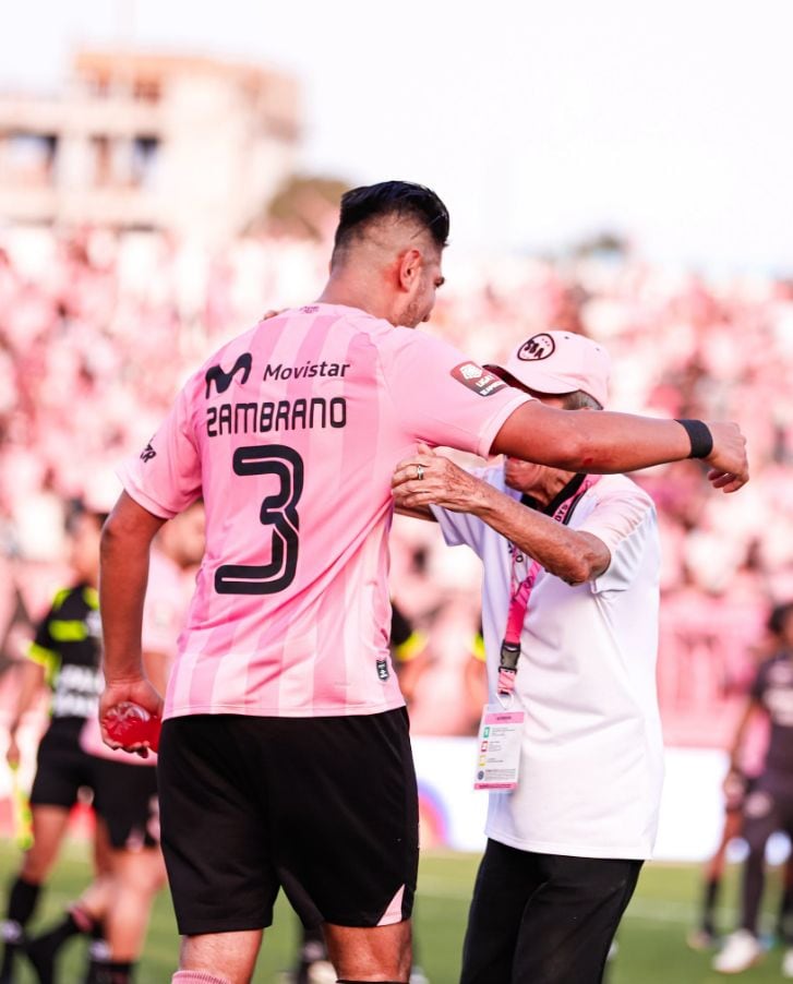 Lejos de esconderse tras las críticas, Carlos Zambrano respondió con firmeza después del triunfo ante Sporting Cristal. El defensor aseguró conocer su valor y agradeció el respaldo recibido en el Callao. (Liga 1)