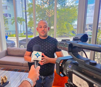 El periodista independiente vinculó la visita de dos agentes a su trabajo informativo y a su cobertura crítica del régimen cubano. (Cortesía: Redes sociales)