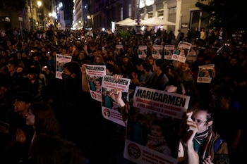 La acampada de Sol recuerda a Maricarmen, fallecida este miércoles. (EFE/Juanjo Martín)