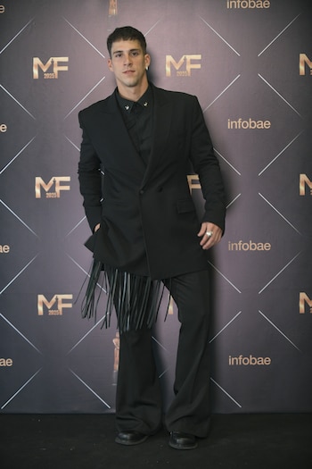 Manu Dons lució un traje