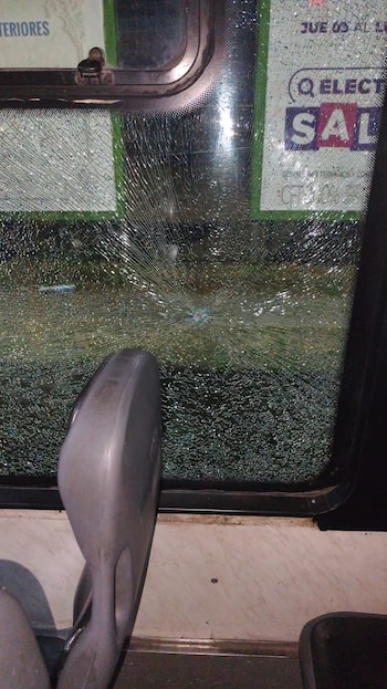 Así quedó el colectivo luego del ataque