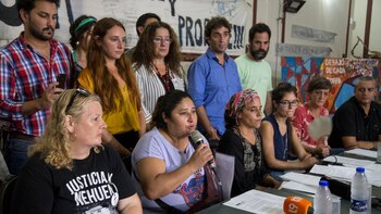 "Mi hijo no tuvo la oportunidad de ser sometido a juicio", declaró Ivonne Kukoc (centro de la foto, con el micrófono) durante su testimonio en el juicio (NA)