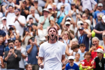Tsitsipas venció a Arthur Fils en cuatro sets, cortó una racha de cinco derrotas ante el francés y avanzó en el Abierto de Estados Unidos (AP Foto/Kirsty Wigglesworth)
