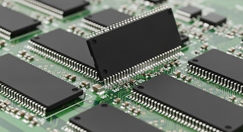 Así lucen los chips DRAM.