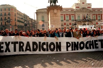 Manifestació celebrada en Madrid a favor de la decisión del juez Baltasar Garzón de solicitar la extradición de Augusto Pinochet al Reino Unido por delitos de genocidio, terrorismo y torturas. . Efe/Gustavo Cuevas/Archivo