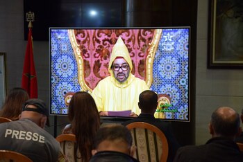 Varios periodistas siguen una declaración