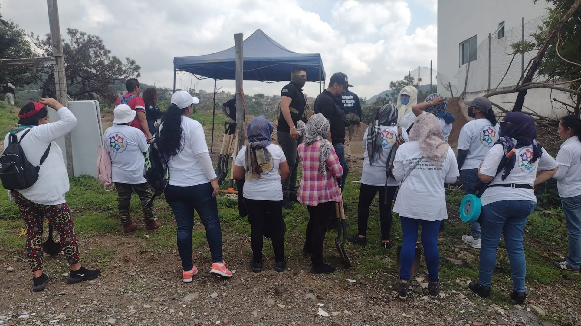 Hallan cuatro cuerpos en fosa clandestina en Guadalajara
