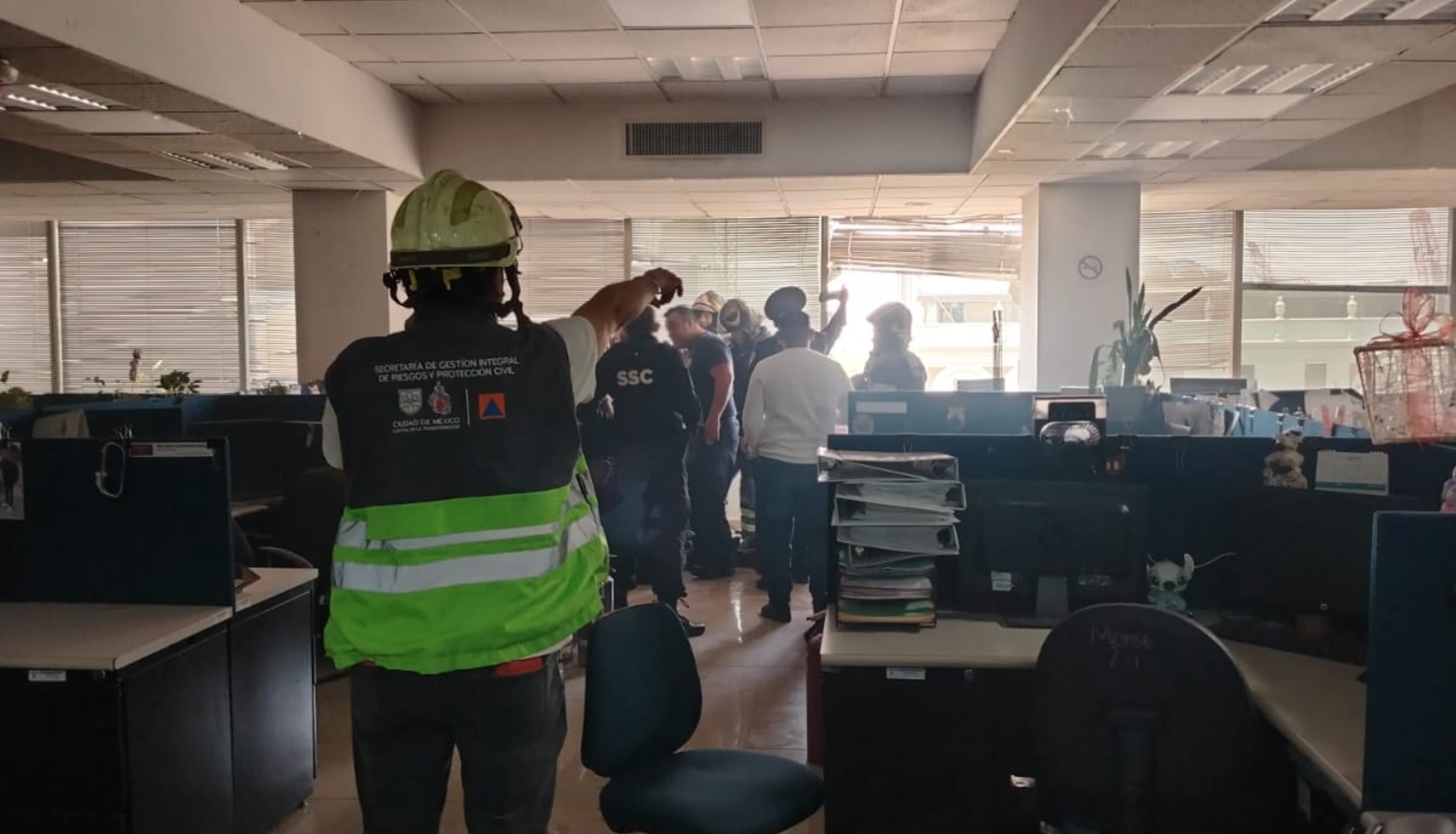 La rápida respuesta de autoridades y bomberos logra controlar el incidente sin personas lesionadas. Crédito: SGIRPC