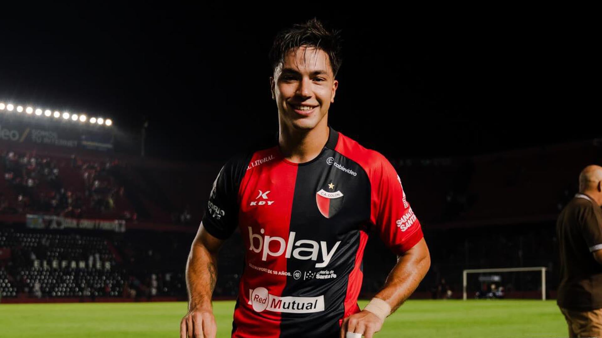 Ignacio Lago, delantero de Colón de Santa Fe, posa sonriente en el campo de juego del estadio