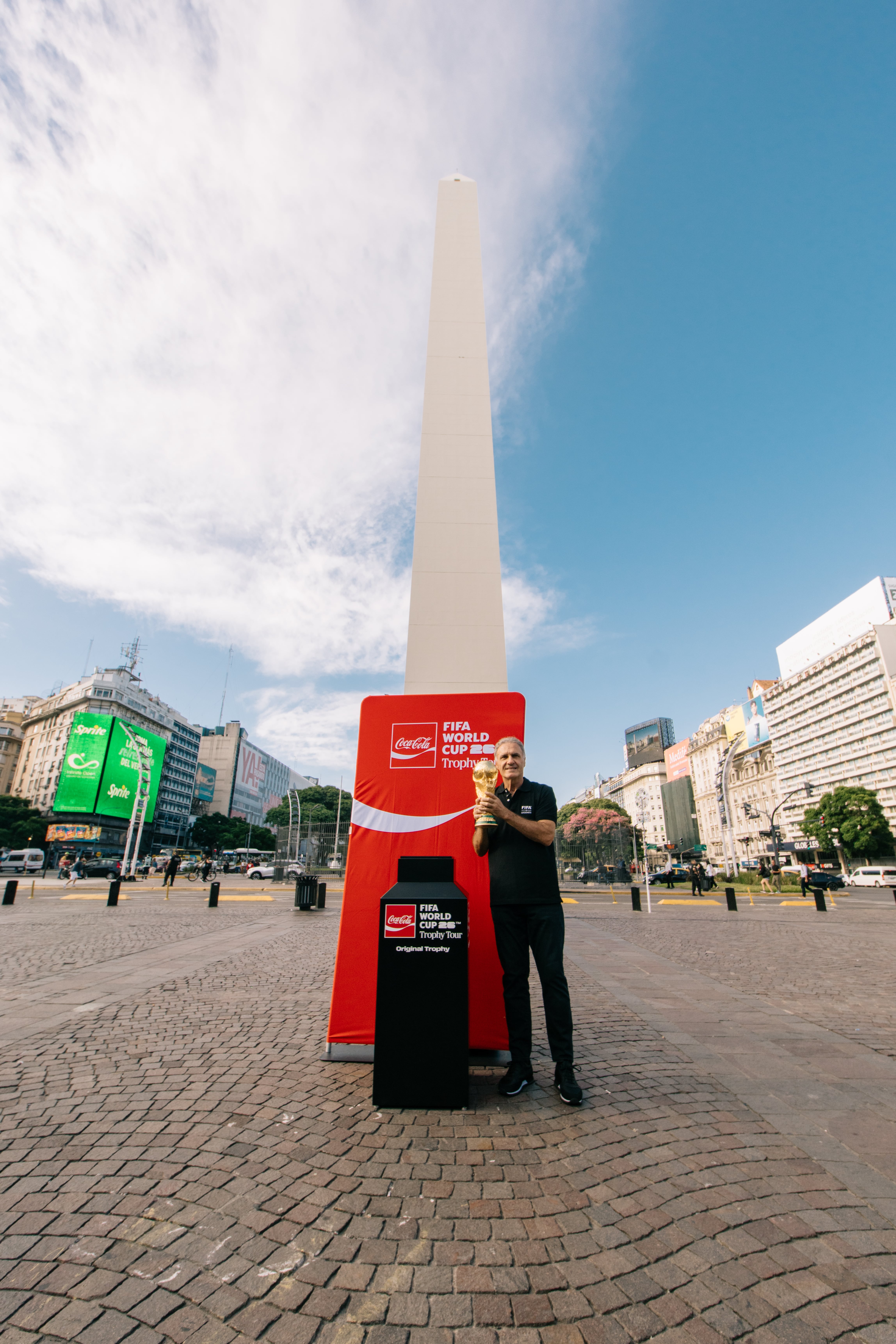 El trofeo en el Obelisco, en manos de Oscar Ruggeri